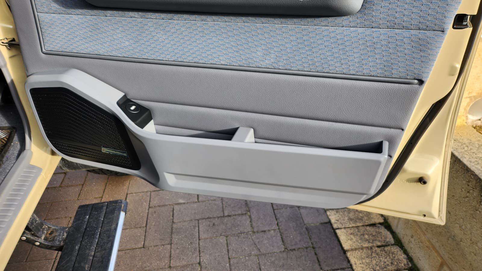 Alpine Speaker door pods in 79 Series